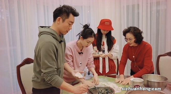 苗苗晒视频曝光儿子小名,姐弟俩如复制粘贴,餐厅面积超大惹人羡