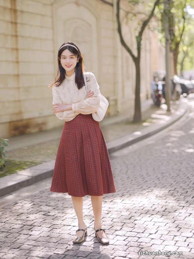 今年初春最火的4款半裙，这样搭配最好看，温柔又优雅！