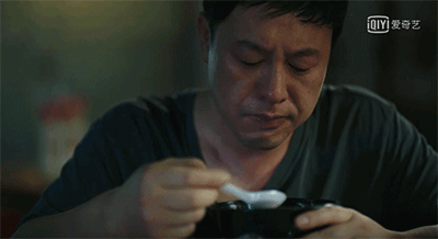 《狂飙》封神,“网友建议查查”的张颂文,真实面目藏不住了