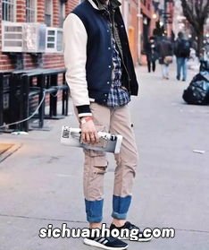 男士牛仔裤挽裤脚方法 男生穿牛仔裤怎么挽裤脚