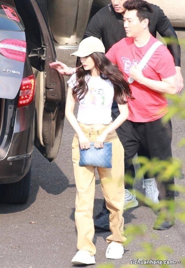 杨幂体重达新低!直筒裤变成堆堆裤,一般人穿不出这效果,太瘦了