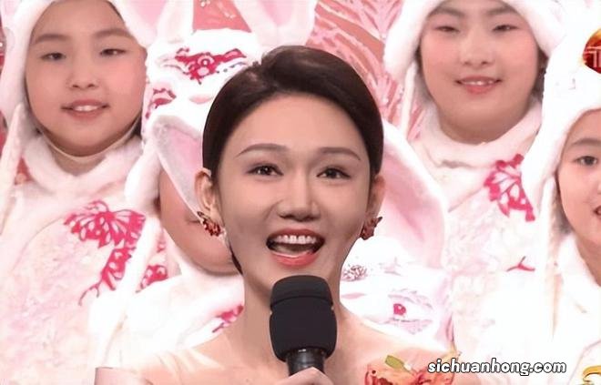 步子迈的太大!兔年春晚的三位女主持人,口碑却不如没上场的董卿