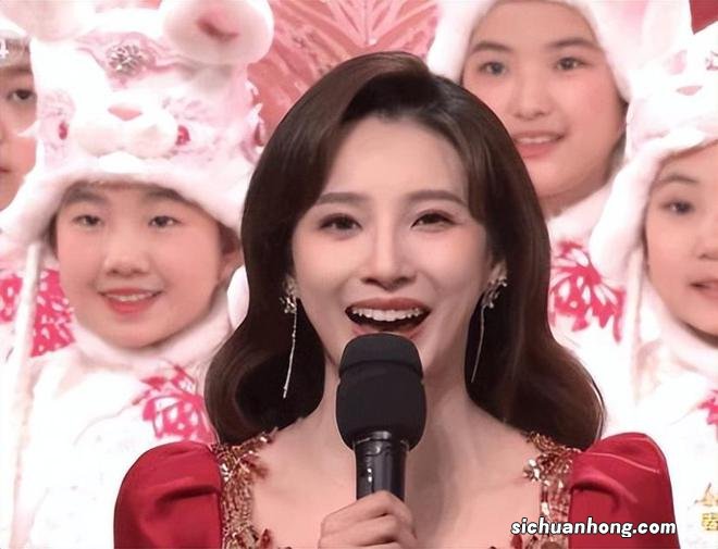 步子迈的太大!兔年春晚的三位女主持人,口碑却不如没上场的董卿