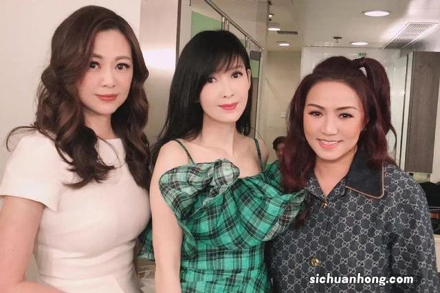 周慧敏真懂往“嫩”了穿！一身吊带连衣裙搭配，53岁看起来像23岁