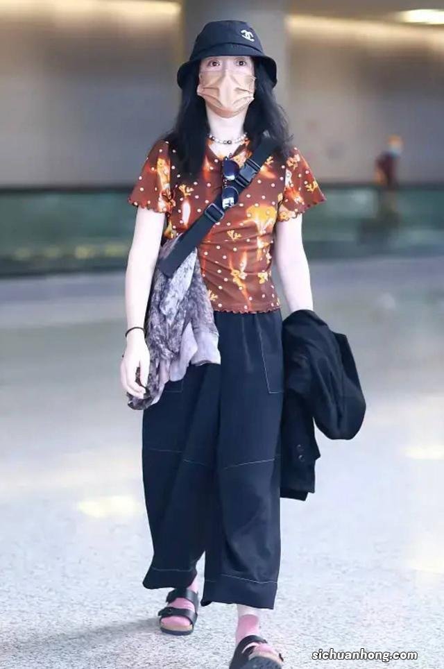 周迅的“佛系穿搭”还挺时尚,穿扎染T恤配阔腿裤,差点认不出来