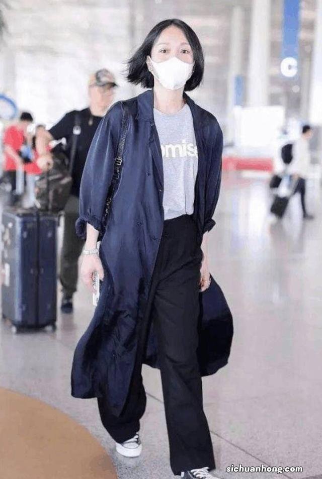 周迅的“佛系穿搭”还挺时尚,穿扎染T恤配阔腿裤,差点认不出来