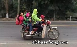 乘坐两轮摩托车的人应当怎么坐