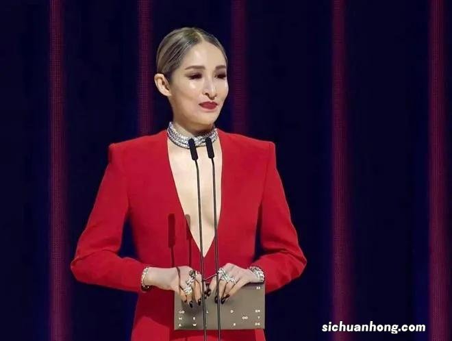 萧亚轩偷吃被台湾禁卖的麻辣花生，网友辣评：一身反骨，好样的