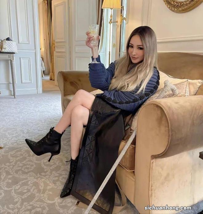 萧亚轩偷吃被台湾禁卖的麻辣花生，网友辣评：一身反骨，好样的