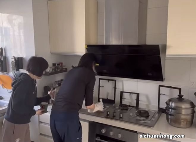 海哈金喜首晒与李亚鹏母亲同框,婆媳贴春联好和睦,豪宅装修简约