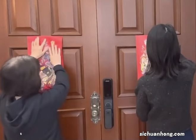 海哈金喜首晒与李亚鹏母亲同框,婆媳贴春联好和睦,豪宅装修简约