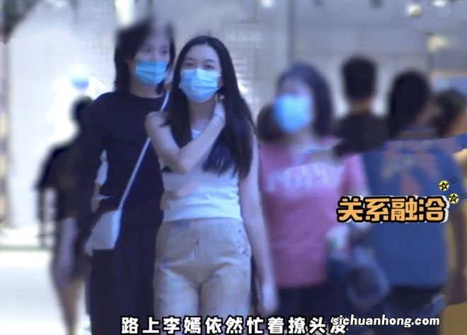 海哈金喜首晒与李亚鹏母亲同框,婆媳贴春联好和睦,豪宅装修简约