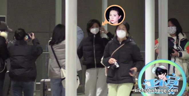 万茜一家三口罕同框!夫妻俩当街相拥满脸幸福,5岁女儿似小大人