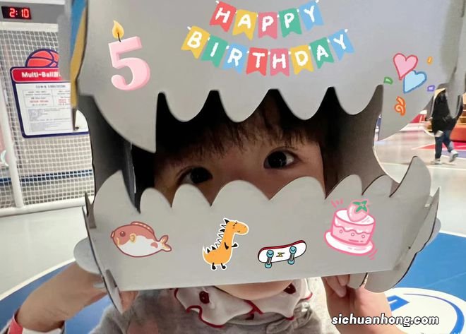 万茜一家三口罕同框!夫妻俩当街相拥满脸幸福,5岁女儿似小大人