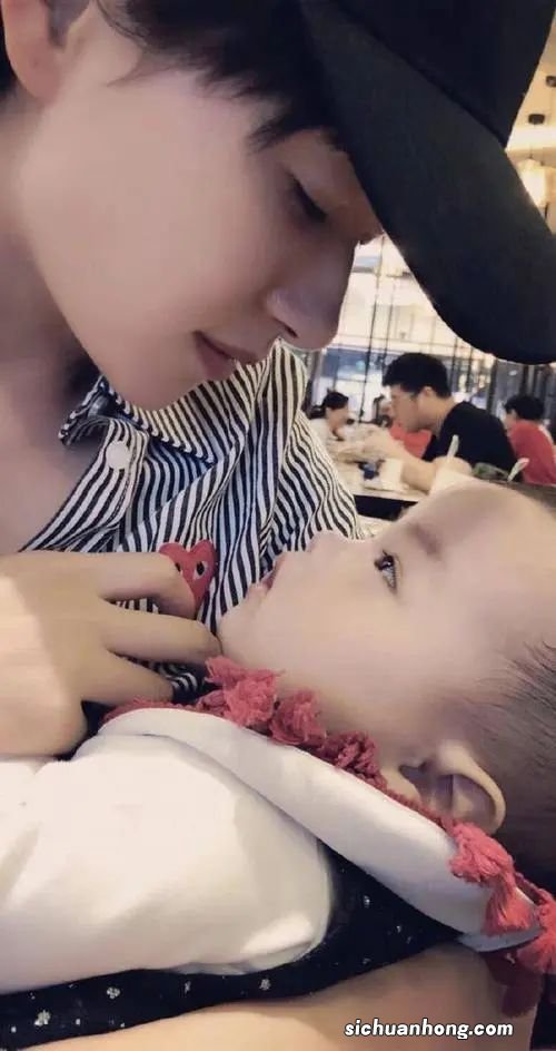 万茜一家三口罕同框!夫妻俩当街相拥满脸幸福,5岁女儿似小大人