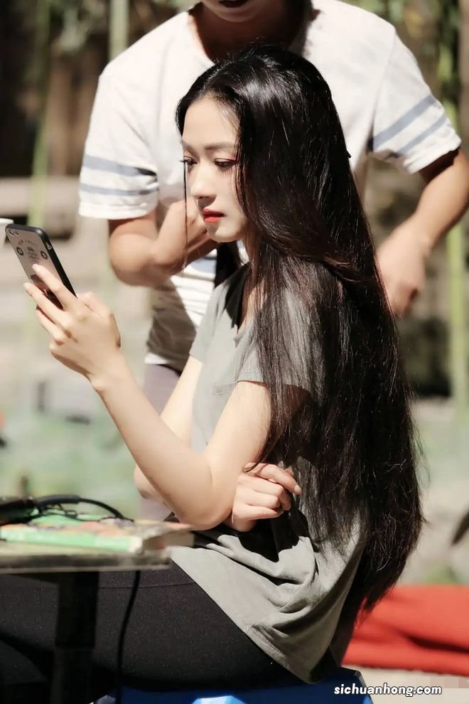 万茜一家三口罕同框!夫妻俩当街相拥满脸幸福,5岁女儿似小大人