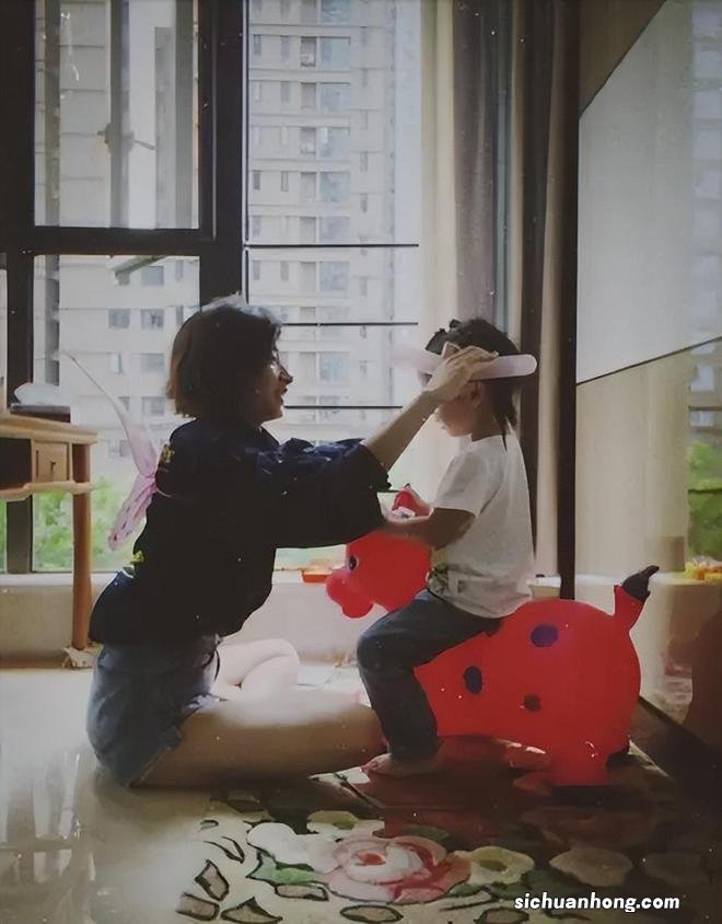 万茜一家三口罕同框!夫妻俩当街相拥满脸幸福,5岁女儿似小大人