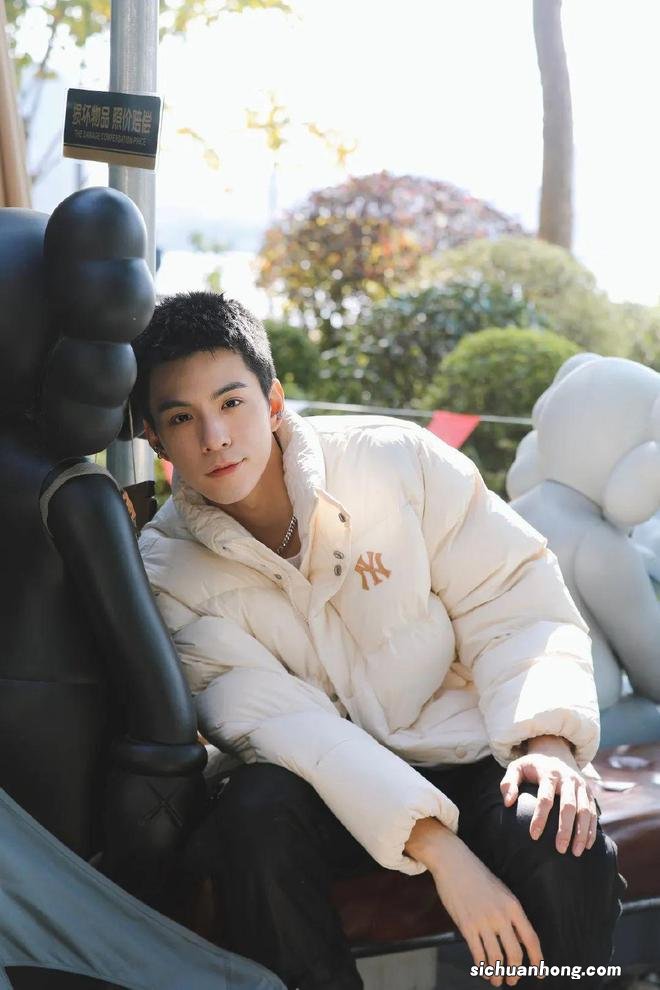 冬日抗冻战士的绝杀单品，羽绒服这么穿超级帅！