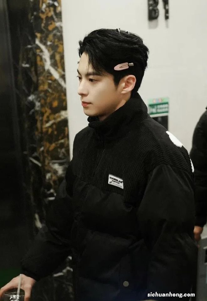 冬日抗冻战士的绝杀单品，羽绒服这么穿超级帅！