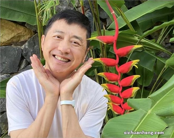 庾澄庆自嘲在日本街头打工,手拉两轮车接地气,打扮浮夸皱纹显眼