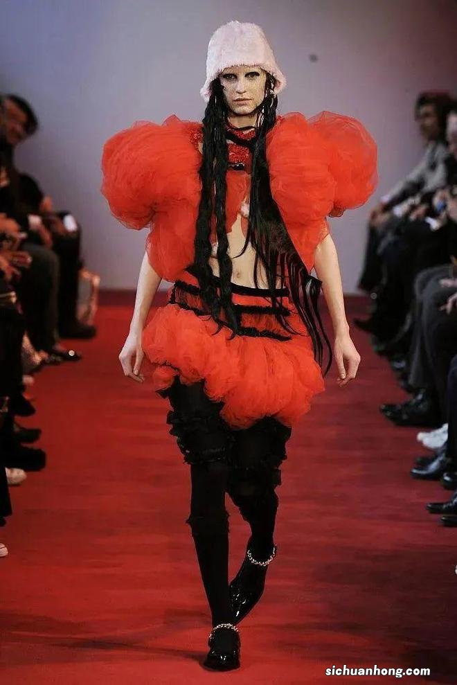 川久保玲:五十年如一日般,反对时尚,反对一切。