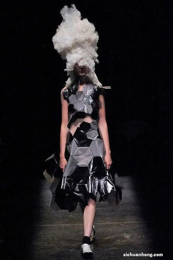 川久保玲:五十年如一日般,反对时尚,反对一切。