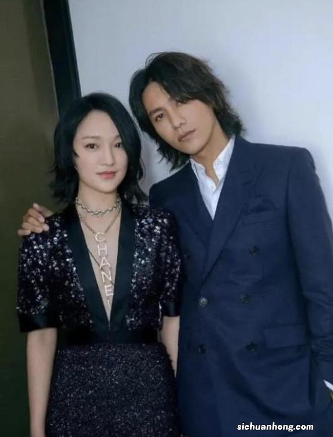 48岁周迅户外滑冰被偶遇，穿汉服长裙举止淑女，被赞散发仙女气质