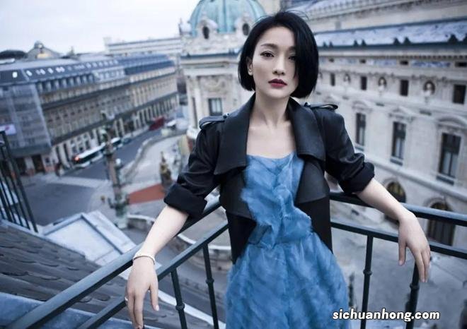 48岁周迅户外滑冰被偶遇，穿汉服长裙举止淑女，被赞散发仙女气质