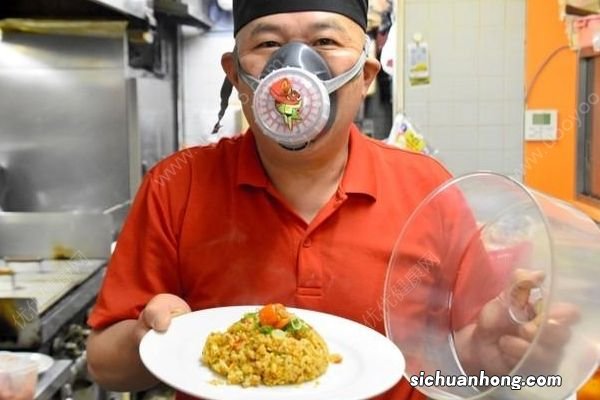 日本厨师做死神炒饭戴防毒面具，试吃一口舌头如同被点燃