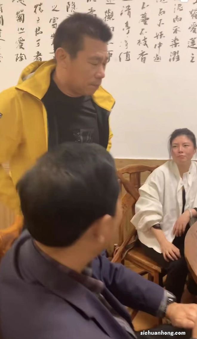 61岁男演员酒桌发飙惹争议！当场摔杯气愤离场，指责女性言语粗鲁