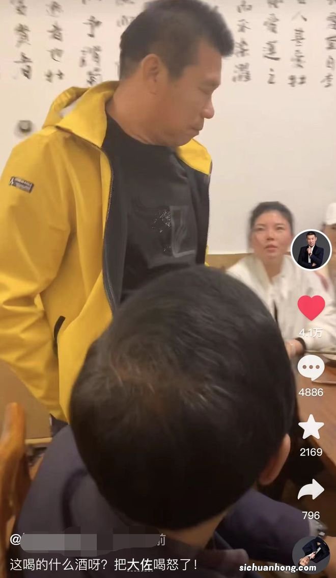 61岁男演员酒桌发飙惹争议！当场摔杯气愤离场，指责女性言语粗鲁