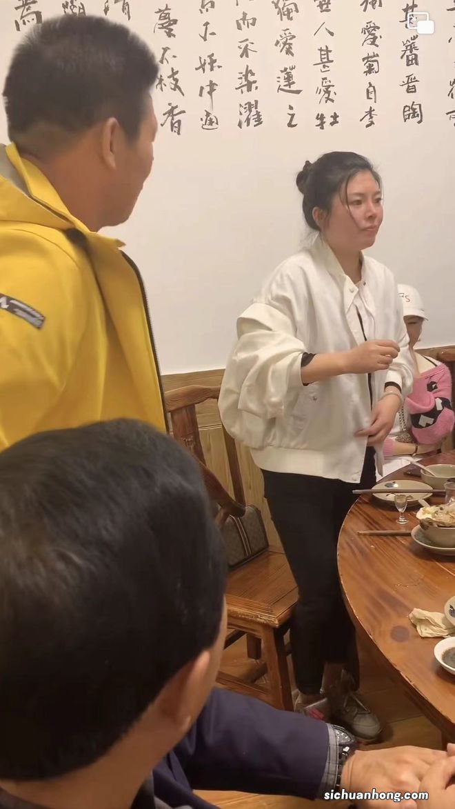 61岁男演员酒桌发飙惹争议！当场摔杯气愤离场，指责女性言语粗鲁