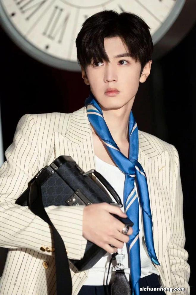 老条纹玩出新花样，带来经久不衰的时髦力