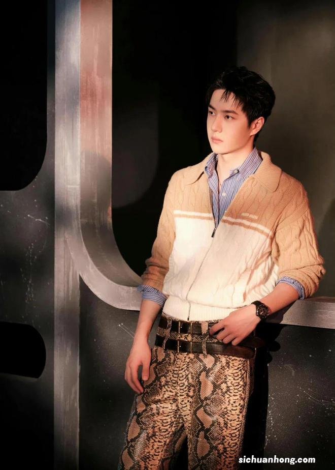 老条纹玩出新花样，带来经久不衰的时髦力