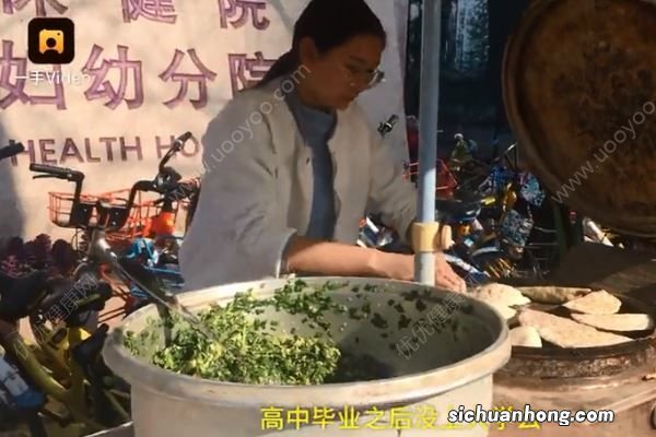 读大专不如卖韭菜盒子,父亲带19岁女儿弃学摆摊