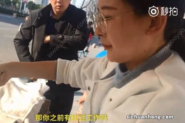 读大专不如卖韭菜盒子,父亲带19岁女儿弃学摆摊