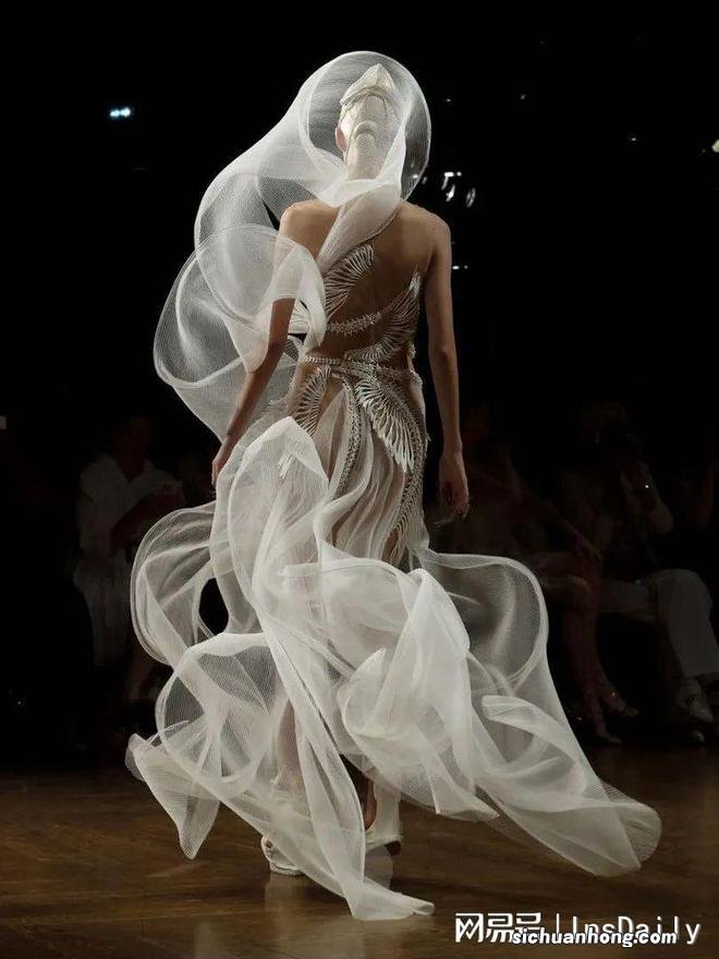 杨幂刷屏的透视裙,怎么就火出圈了?