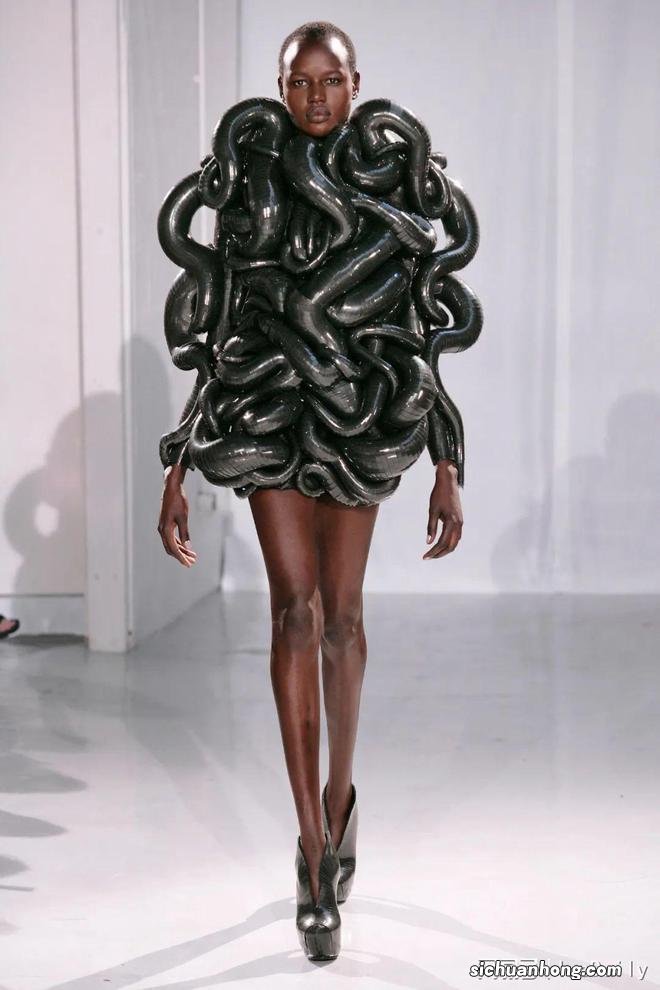 杨幂刷屏的透视裙,怎么就火出圈了?