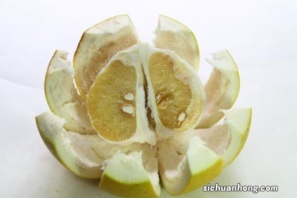 柚子皮怎么做菜？柚子皮有哪些作用功效？