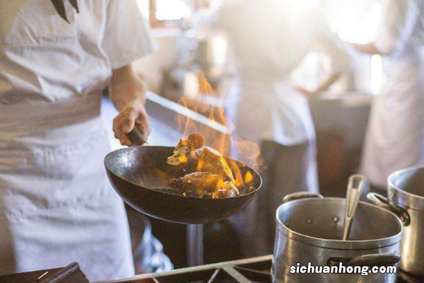 90后厨师暴力喊菜走红,17秒教会你轻轻松松做道菜