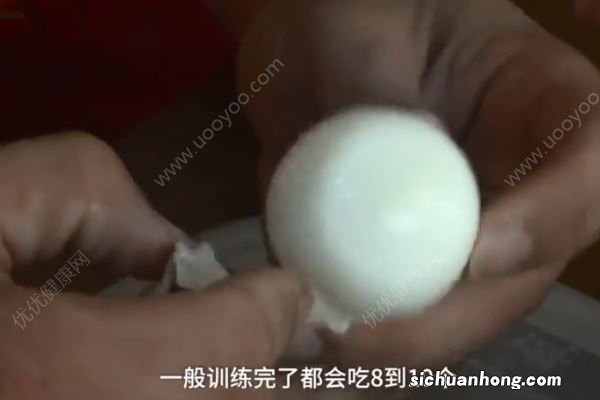 健身教练每天狂吃40个鸡蛋，每天吃几个鸡蛋比较合适