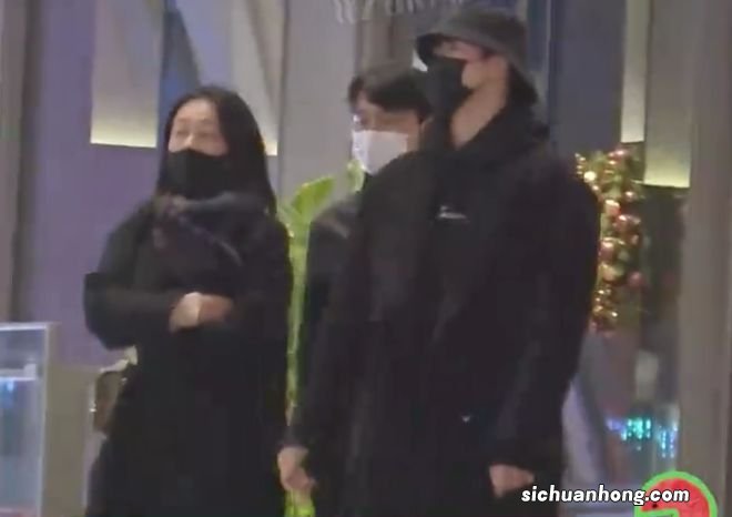 陈飞宇陪家人逛街,54岁陈红发福显老态,哥哥陈雨昂露面超像爸爸