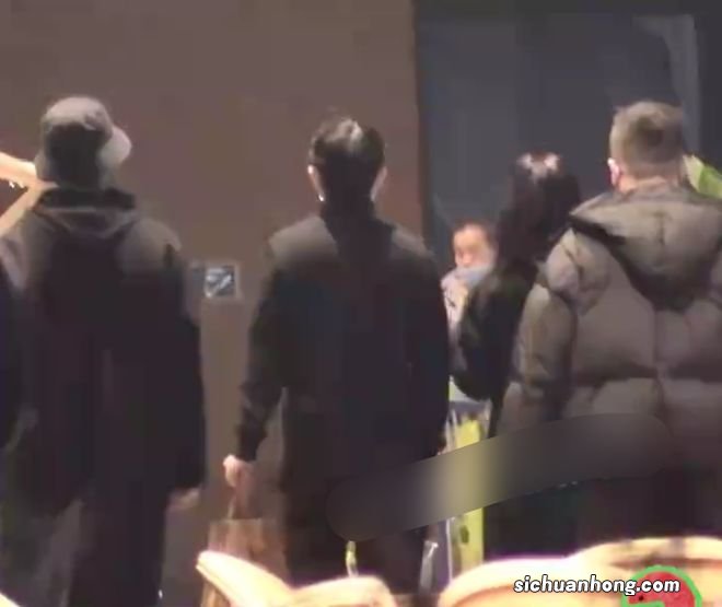 陈飞宇陪家人逛街,54岁陈红发福显老态,哥哥陈雨昂露面超像爸爸