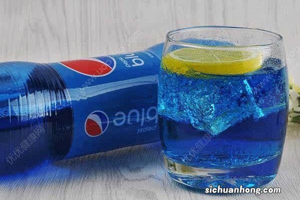 蓝色可乐好喝吗？蓝色可乐和普通的黑色可乐有什么区别？