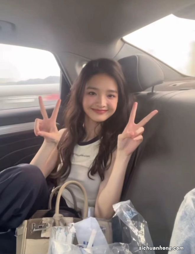 王思聪在海南庆35岁!放烟花笑开怀,20岁女友示爱称他是可爱宝宝