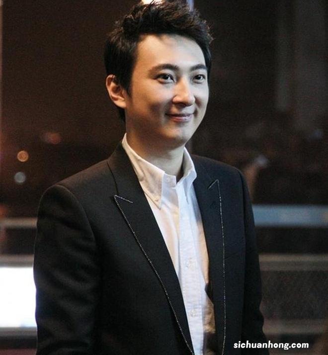 王思聪在海南庆35岁!放烟花笑开怀,20岁女友示爱称他是可爱宝宝