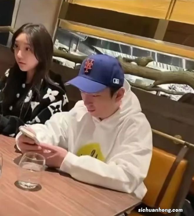 王思聪在海南庆35岁!放烟花笑开怀,20岁女友示爱称他是可爱宝宝