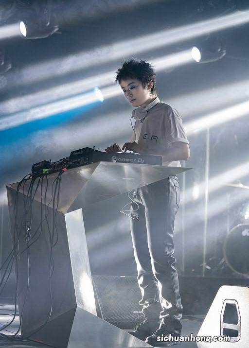 曾轶可演出遭观众喊"退钱" 工作室否认迟到半小时