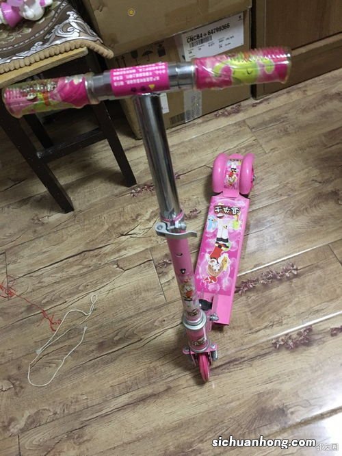 两轮滑板车怎么滑