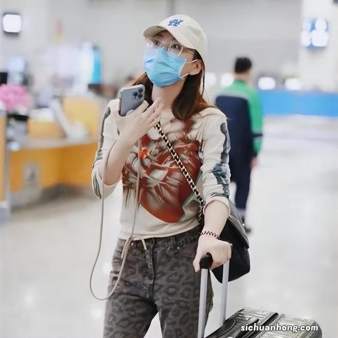 闫妮女儿罕见亮相,穿印花卫衣配4万包包,五官平淡打扮却不低调